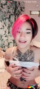น้องสาวไทยหน้าเด็กเงี่ยนโคตร นั่งไลฟ์สดซอยหีตัวเองลึกๆ ครางลั่นห้อง
