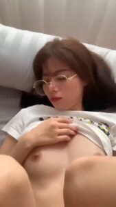 คลิปหลุดสาวเขมรแว่นตัวเล็ก โดนแฟนควยใหญ่กระแทกหีสดคาชุด นมเล็กหัวชมพูเด้งรัว หีเนียนฉ่ำน้ำ