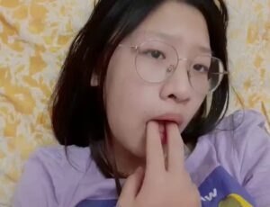 สาวแว่นเนิร์ดหน้าหมวกกันน็อค โดนพี่ชายควยใหญ่กระแทกหีสดแรงๆ แตกคาหีแน่น