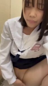 สาวนักเรียนหีเนียนเงี่ยนจัด ซอยหีตัวเองในห้องน้ำโรงเรียน อยากโดนควยใหญ่แตกใน