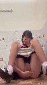 สาวนักเรียนไทยหน้าบาน ซอยหีดุเดือดในห้องน้ำ ครางลั่นหีฉ่ำน้ำเงี่ยน คลิปหลุด