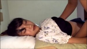 แอบเย็ดเพื่อนสาวเมาหลับคาห้องนอน เงียบกริบแต่ซอยหีแรงจนน้ำแตกใน